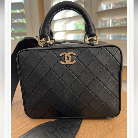 Chanel Black Top Handle Vanity Crossbody Bag with Chanel Strap - Picture 5 of 16